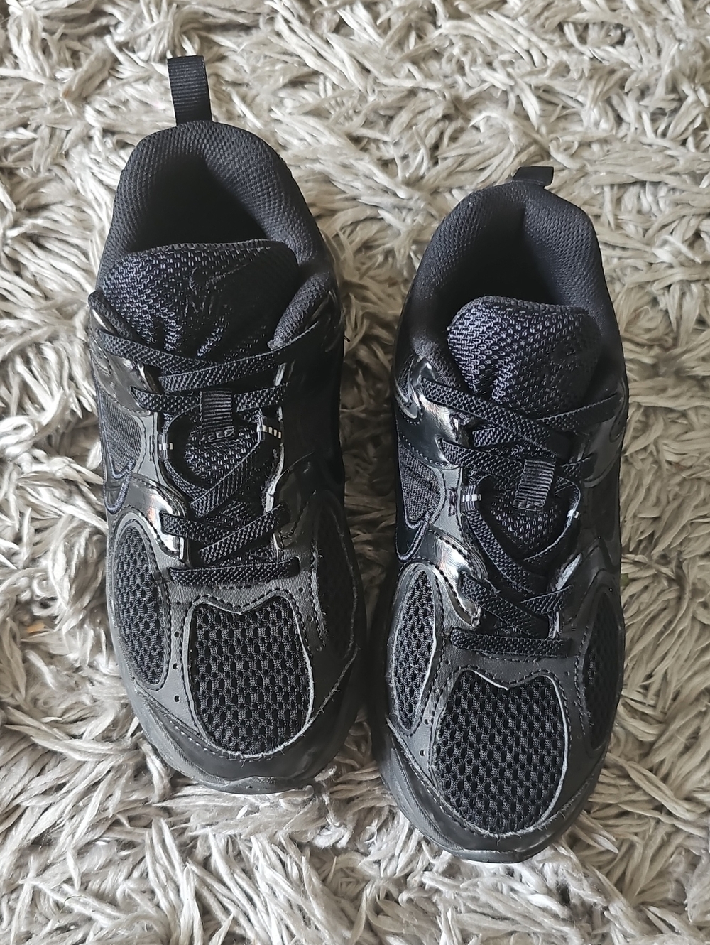 Nike V5 RNR All-Black Mesh & Synthetic Sneakers Size USA 3Y